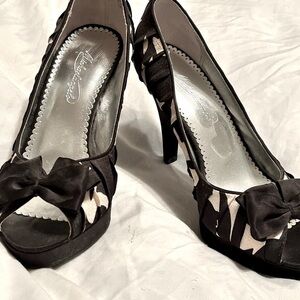 👠 Stunning Stylish Michelangelo Shadow Bow Heel Black, White Shoes - Never Worn